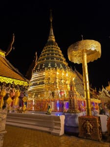 Wat Phra That Doi Suthep, éclat sacré de Chiang Mai Temple doré du Wat Phra That Doi Suthep à Chiang Mai, illuminé la nuit, symbole de spiritualité et de dévotion bouddhiste en Thaïlande.