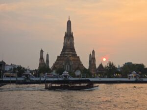 Temple Wat Arun au coucher du soleil.