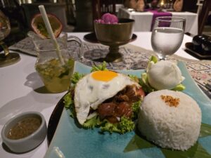 Plat traditionnel cambodgien de boeuf Lok Lak servi avec un œuf au plat, du riz et une sauce au poivre.