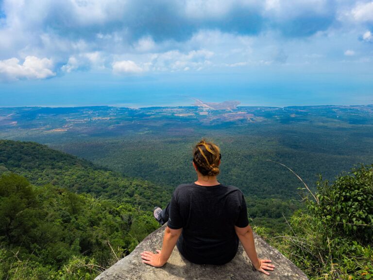Voyageuse contemplant la vue sur la mer depuis le sommet du mont Bokor, à Kampot au Cambodge.