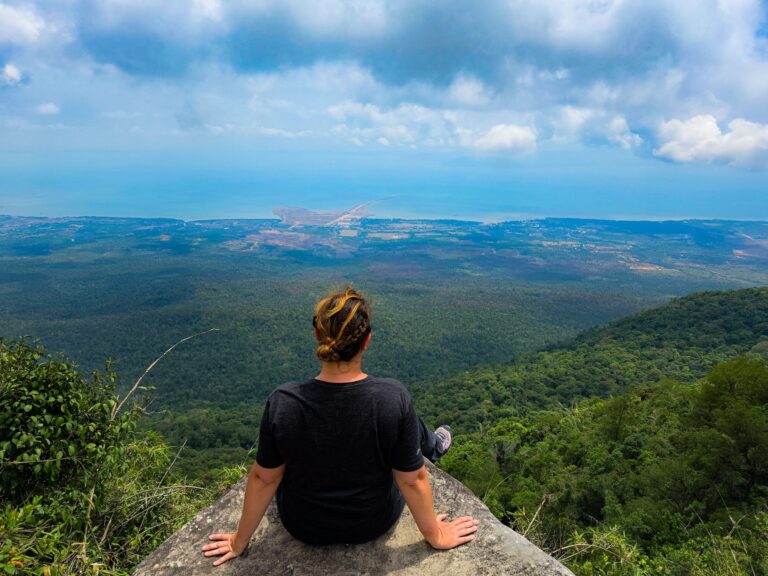 Voyageuse contemplant la vue sur la mer depuis le sommet du mont Bokor, à Kampot au Cambodge.