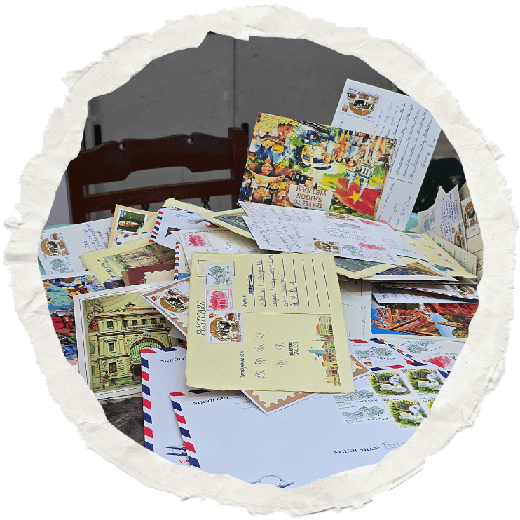 Pile de cartes postales écrites et timbrées, souvenirs de voyage à travers le monde.