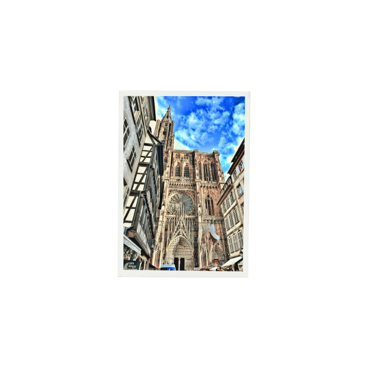 Cathédrale de Strasbourg vue depuis la rue, sous un ciel bleu d’été.