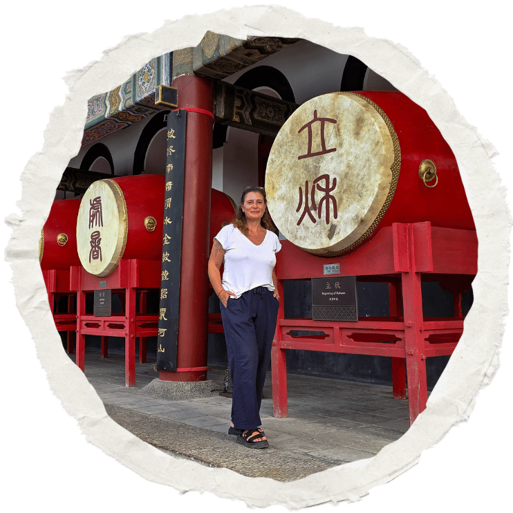 Magalie devant les grands tambours rouges du Temple du Tambour à Xi’an, lors de son voyage solo en Chine.