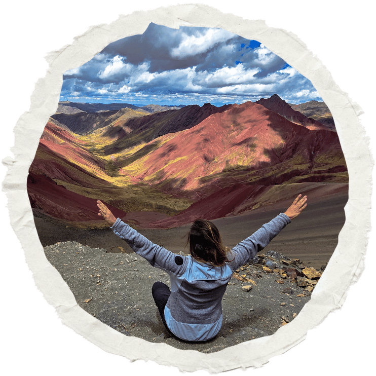 Magalie assise devant les montagnes rouges au Pérou pendant son voyage solo au féminin