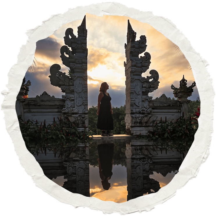 Magalie devant les portes du temple Lempuyang à Bali, au coucher du soleil, reflet dans l’eau.