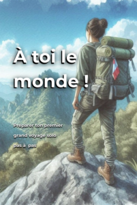 Couverture du guide “À toi le monde !” montrant une femme seule au sommet d’une montagne, prête à partir en voyage avec son sac à dos.