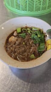 Soupe bateau Bol de soupe bateau thaïlandaise d’Ayutthaya, avec nouilles de riz, légumes verts et bouillon brun riche en épices.