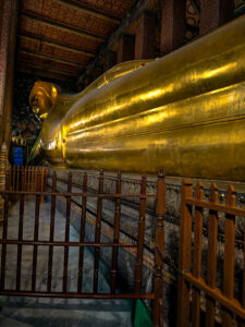 Vue du Bouddha couché doré à Wat Pho, l’un des plus grands temples de Bangkok.