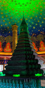 Intérieur du Wat Paknam à Bangkok, avec sa spectaculaire pagode de verre vert émeraude et un plafond céleste peint.