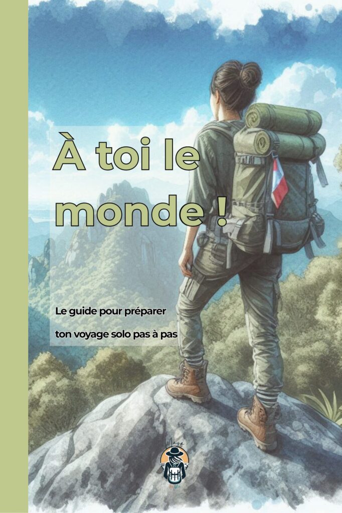 Couverture du livre À toi le monde, guide de préparation au voyage solo pour femmes, sac à dos et paysage de montagne