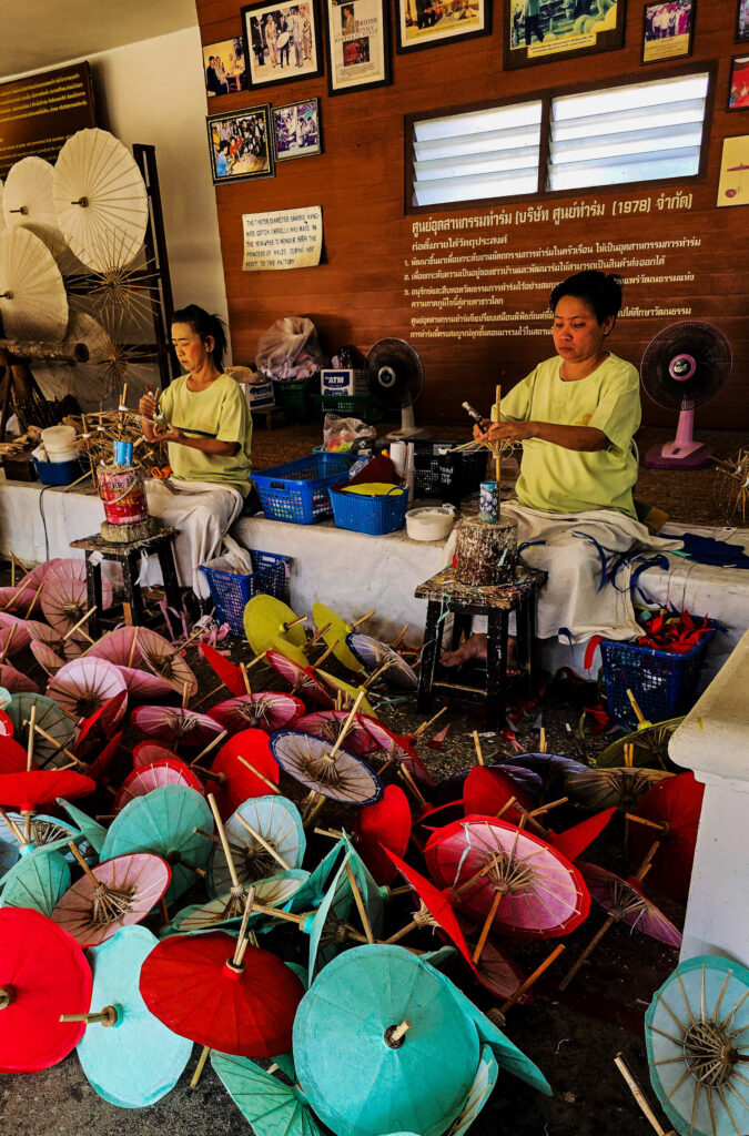 Artisanes fabriquant des ombrelles traditionnelles colorées au village de Bo Sang.