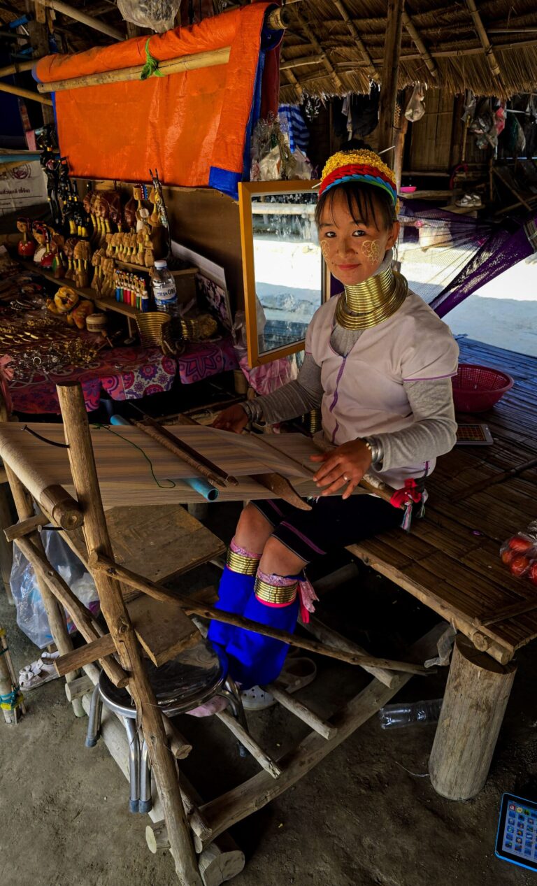 Femme Kayan tissage traditionnel Chiang Rai