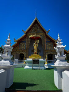 Façade dorée et toit sculpté du temple bouddhiste Wat Phra Singh.