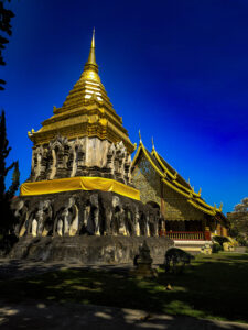 Chedi entouré de sculptures d'éléphants au temple Wat Chiang Man.