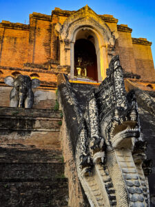Ruines massives du grand stupa en briques du Wat Chedi Luang.