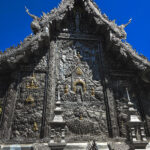 Façade ornée de gravures en argent du temple Wat Sri Suphan.