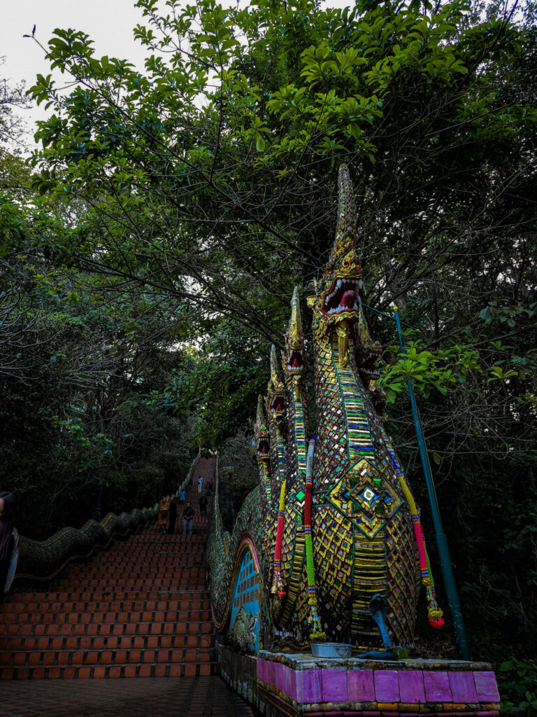 Escalier gardé par des statues de Nagas au temple Wat Phra That Doi Suthep, Chiang Mai.