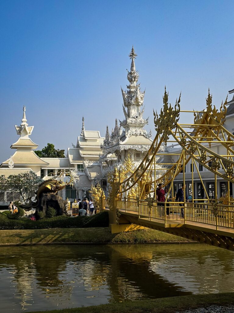 Passerelle dorée Wat Rong Khun