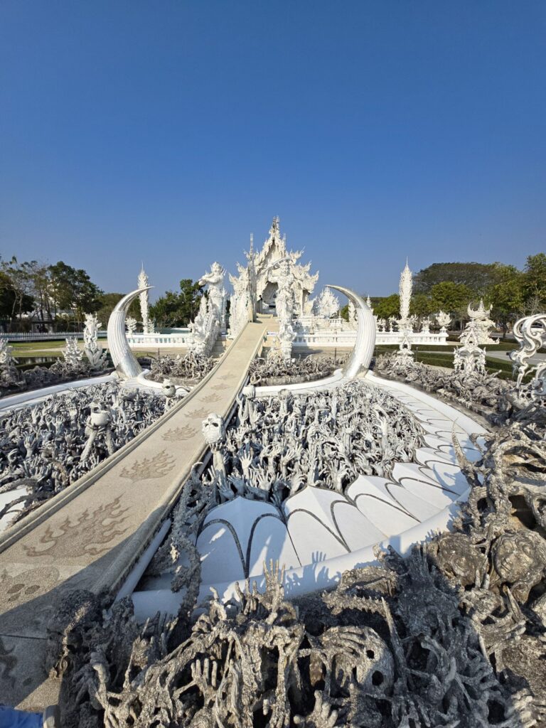 Pont des mains Temple Blanc Chiang Rai