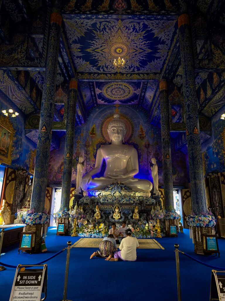 Intérieur du Temple Bleu Wat Rong Suea Ten Chiang Rai Bouddha blanc