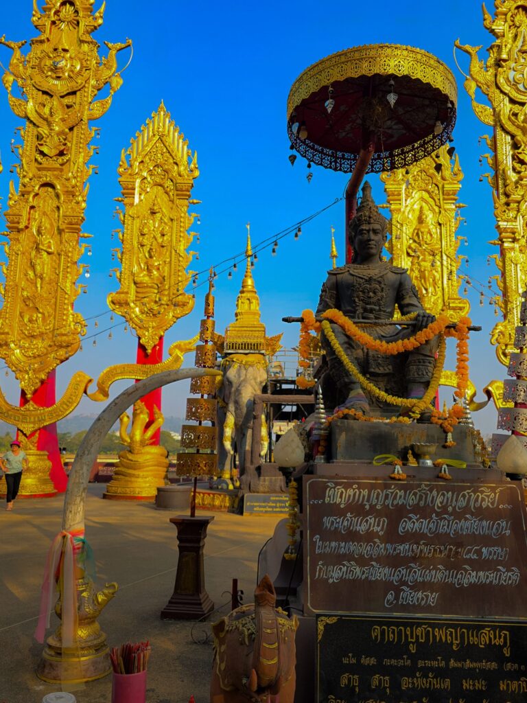 Statue Bouddha noir Wat Huay Pla Kang