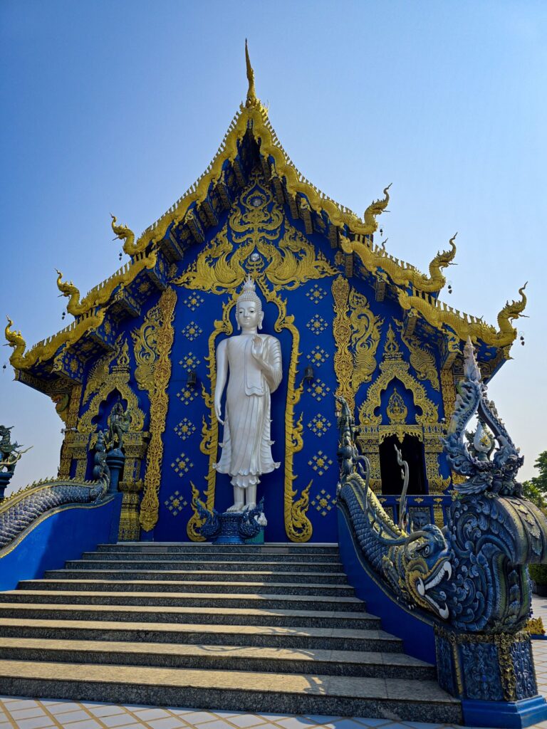 Façade bleue Wat Rong Suea Ten