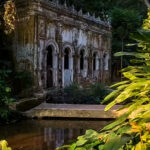 Façade ancienne en pierre du temple Wat Pha Lat caché dans la jungle.