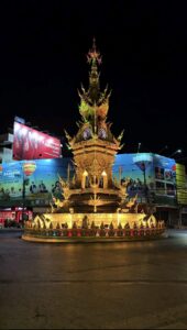 Tour de l'horloge dorée Chiang Rai nuit
