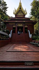 Escalier temple Wat Phra Kaew Chiang Rai
