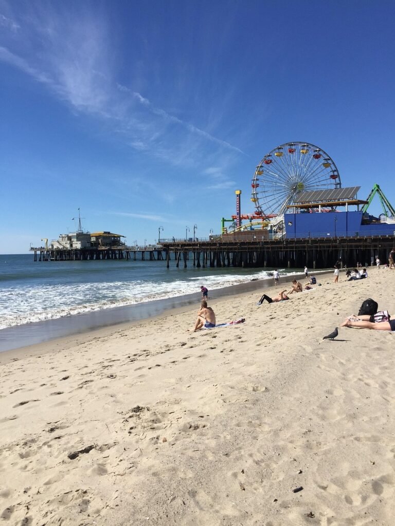 Vue de la jetée de Santa Monica depuis le sable, Los Angeles