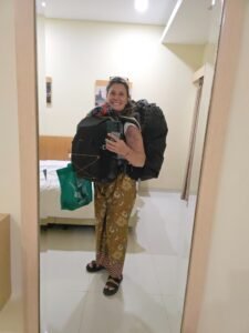 Magalie avec ses sacs pendant le tour du monde