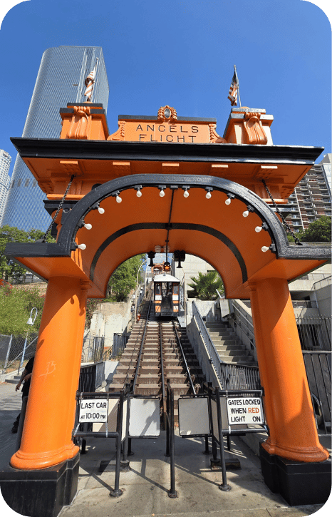 Le funiculaire Angels Flight, avec son arche orange et son wagon, Bunker Hill, Los Angeles