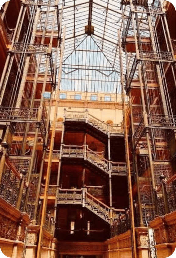 Atrium et escaliers en fer forgé du Bradbury Building, Los Angeles, célèbre pour son architecture victorienne et son rôle dans Blade Runner