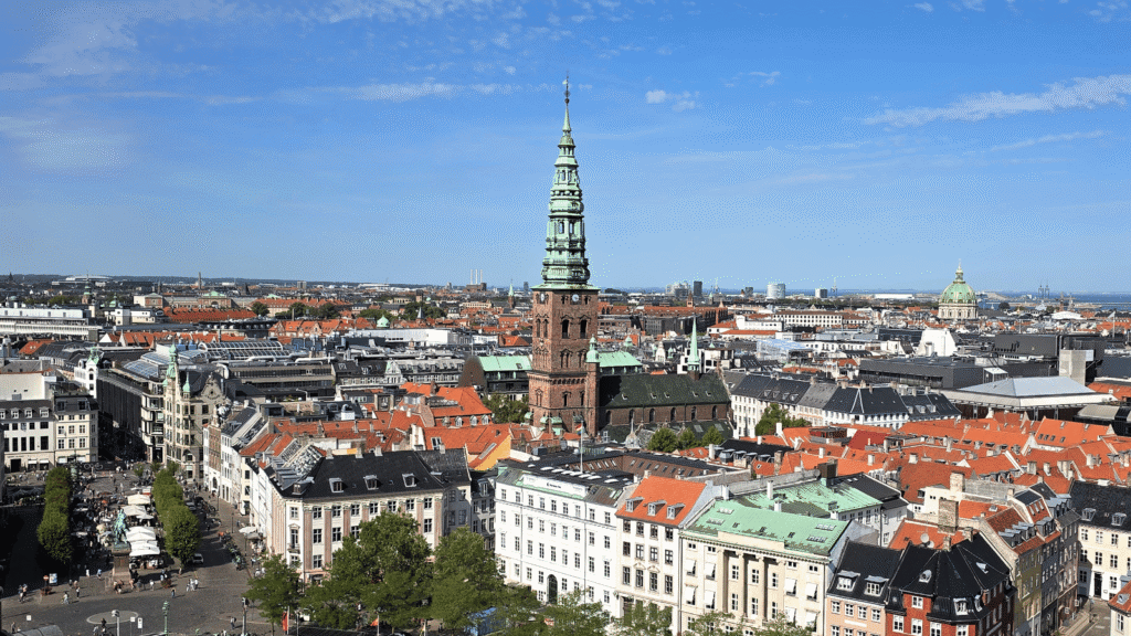 Vue panoramique sur les toits de Copenhague et la tour de l’église Saint-Sauveur