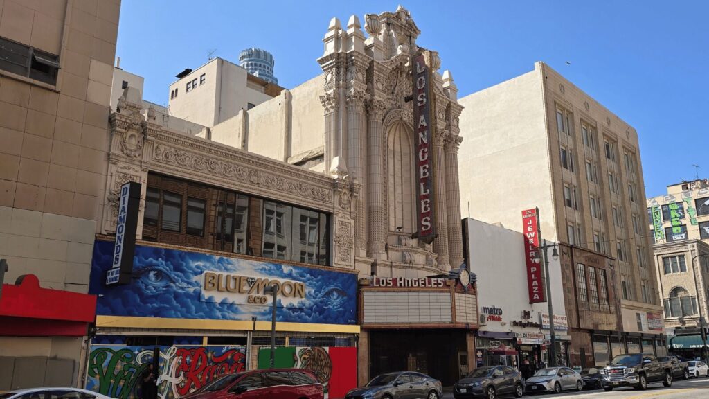 Façade ornée du Los Angeles Theatre, ancien cinéma historique de Broadway, Downtown Los Angeles