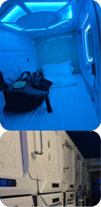 Intérieur d'une capsule d'hôtel éclairée en bleu avec sac à dos posé sur le lit, et couloir de capsules numérotées