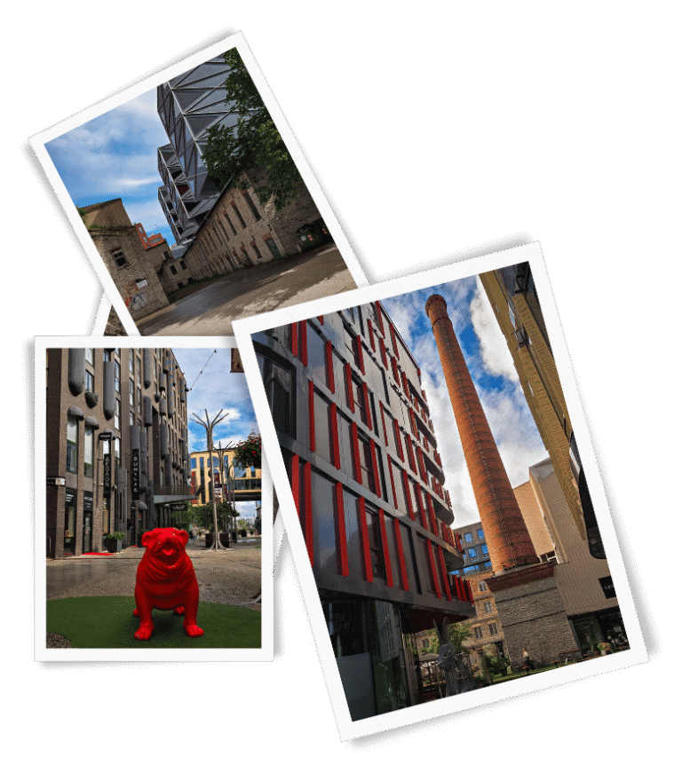 bâtiment moderne à l'architecture anguleuse en métal gris surplombant un ancien entrepôt en pierre, statue de bulldog rouge vif sur une place pavée entourée d'immeubles rénovés en briques sombres, et façade contemporaine à bandes rouges et grises au pied d'une haute cheminée industrielle en briques