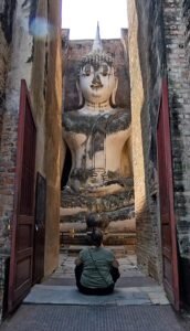Bouddha Phra Achana aperçu à travers l'ouverture du mondop à Wat Si Chum, parc historique de Sukhothaï