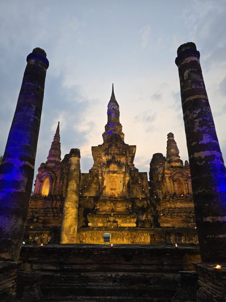 Wat Mahathat illuminé en bleu à la tombée de la nuit dans le parc historique de Sukhothaï