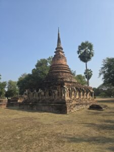Chedi entouré d'éléphants en stuc à Wat Chang Lom, parc historique de Sukhothaï