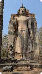 Bouddha debout Phra Attharot dans les vestiges du viharn de Wat Saphan Hin, parc historique de Sukhothaï