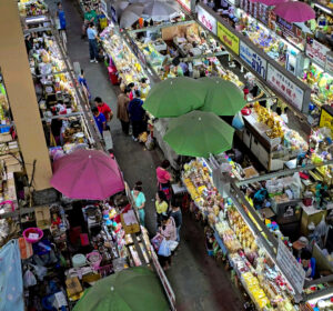 Vue du dessus des étals colorés et de l'agitation du marché Warorot (Kad Luang).